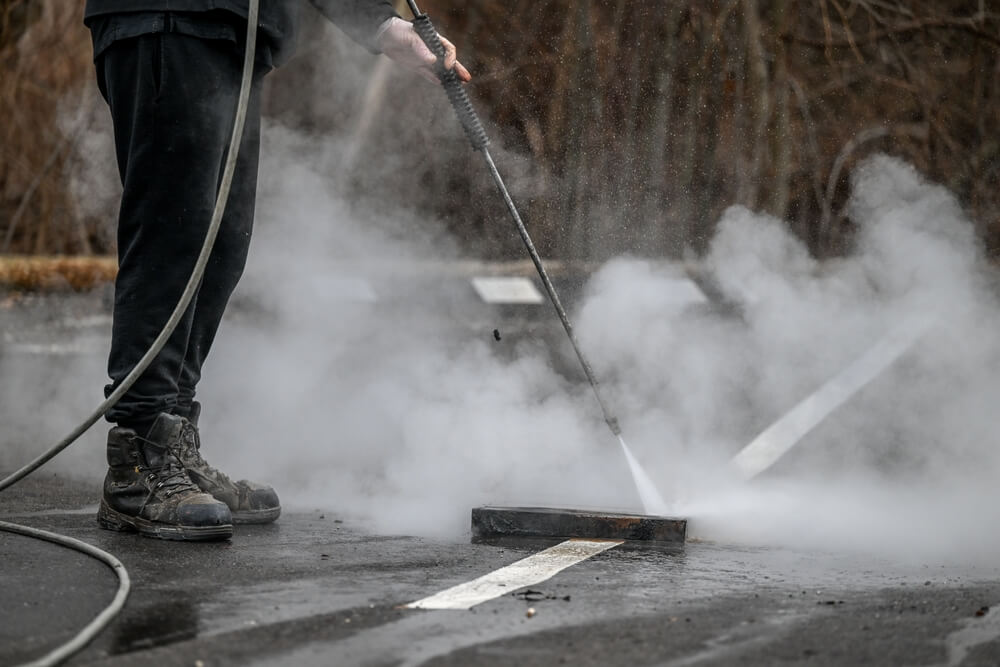 Myjka ciśnieniowa na gorącą wodę podczas pracy