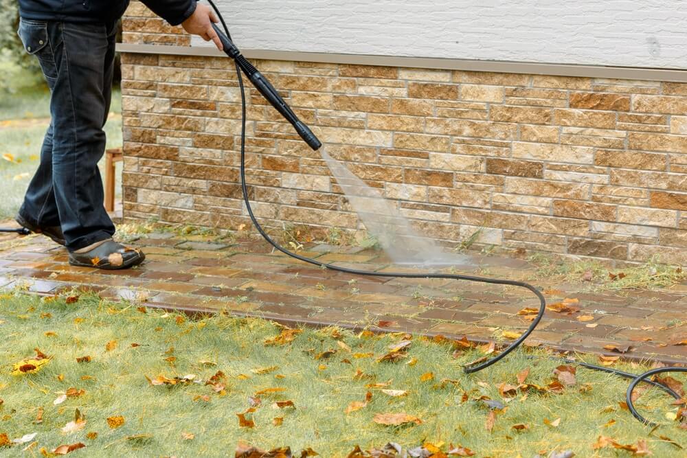 Myjka ciśnieniowa podczas pracy wokół domu